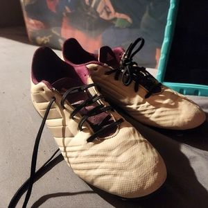 Selling a pare of predators women's football soccer boots